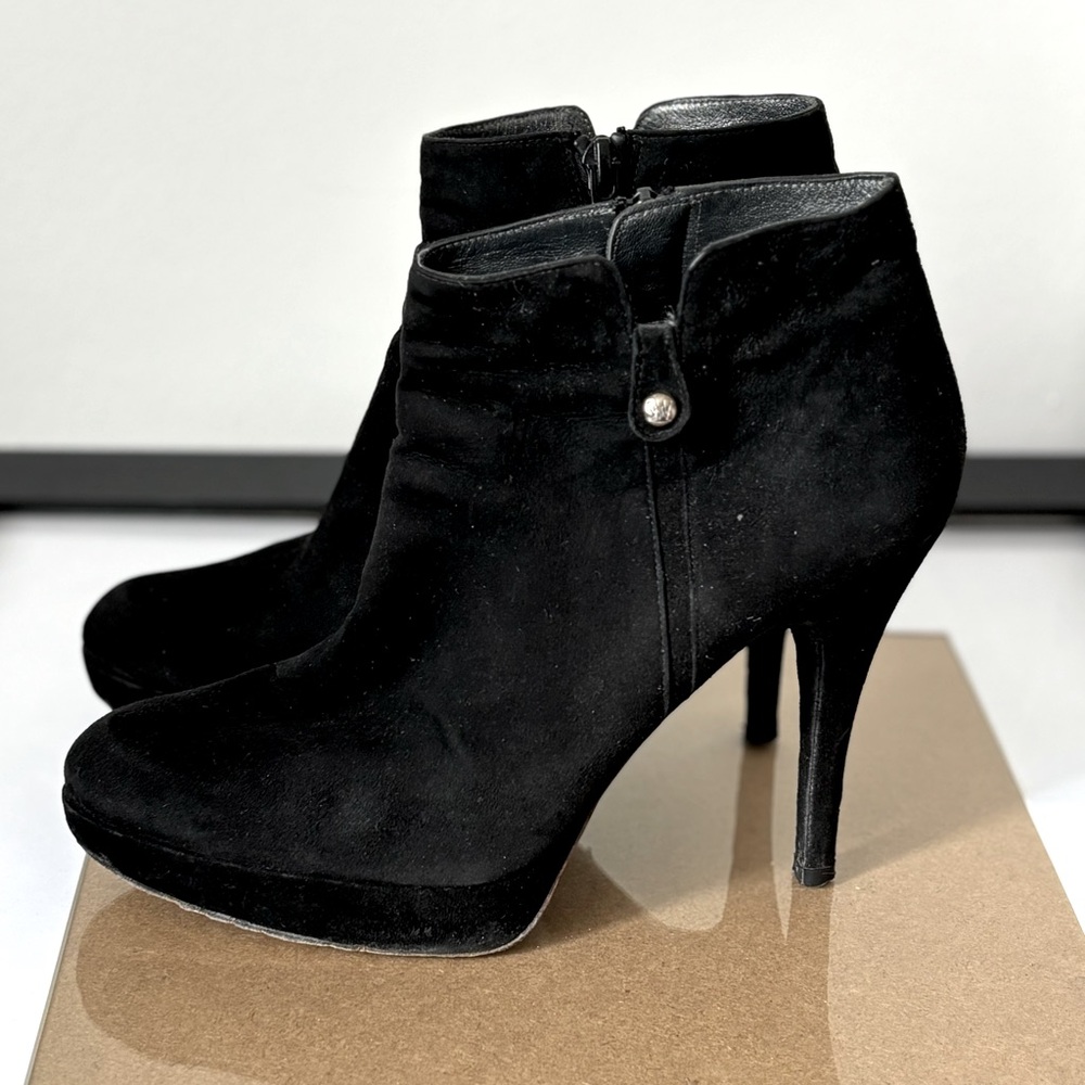 Stuart Weitzman suede heeled booties. Size 8